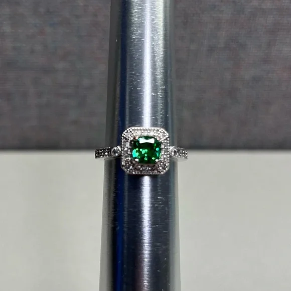 Emerald Ring - Picture 1 of 7